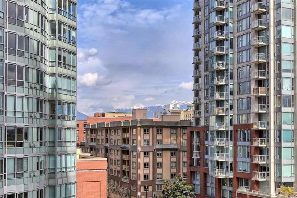 Lovely One-Bedroom Apartment With Swiming Pool, Hot-Tube And Gym In Central Location Vancouver Exterior photo