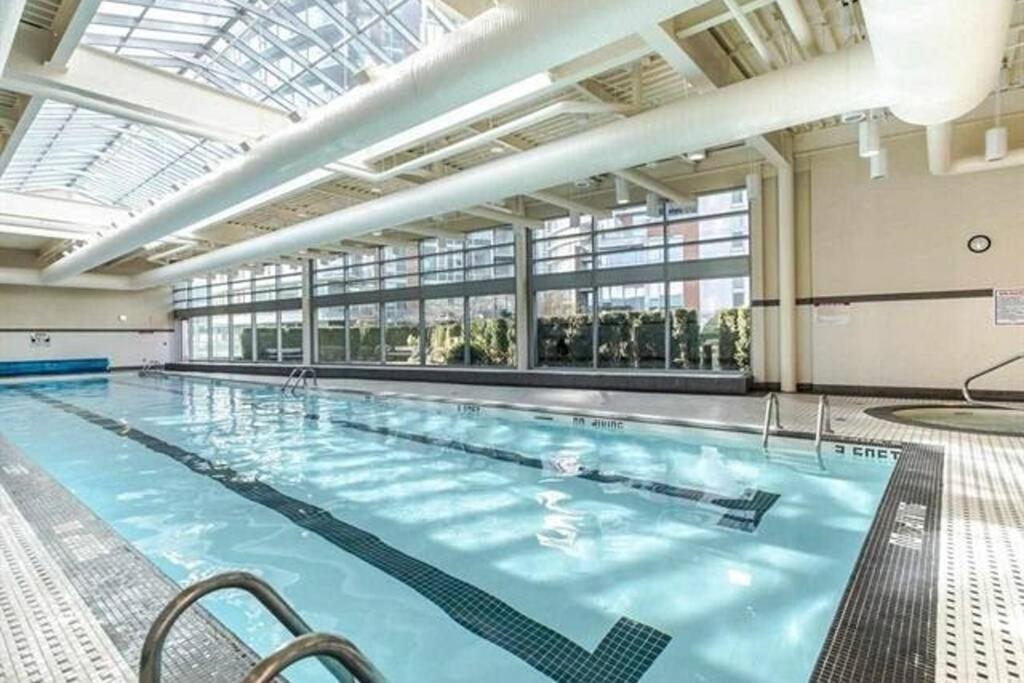 Lovely One-Bedroom Apartment With Swiming Pool, Hot-Tube And Gym In Central Location Vancouver Exterior photo